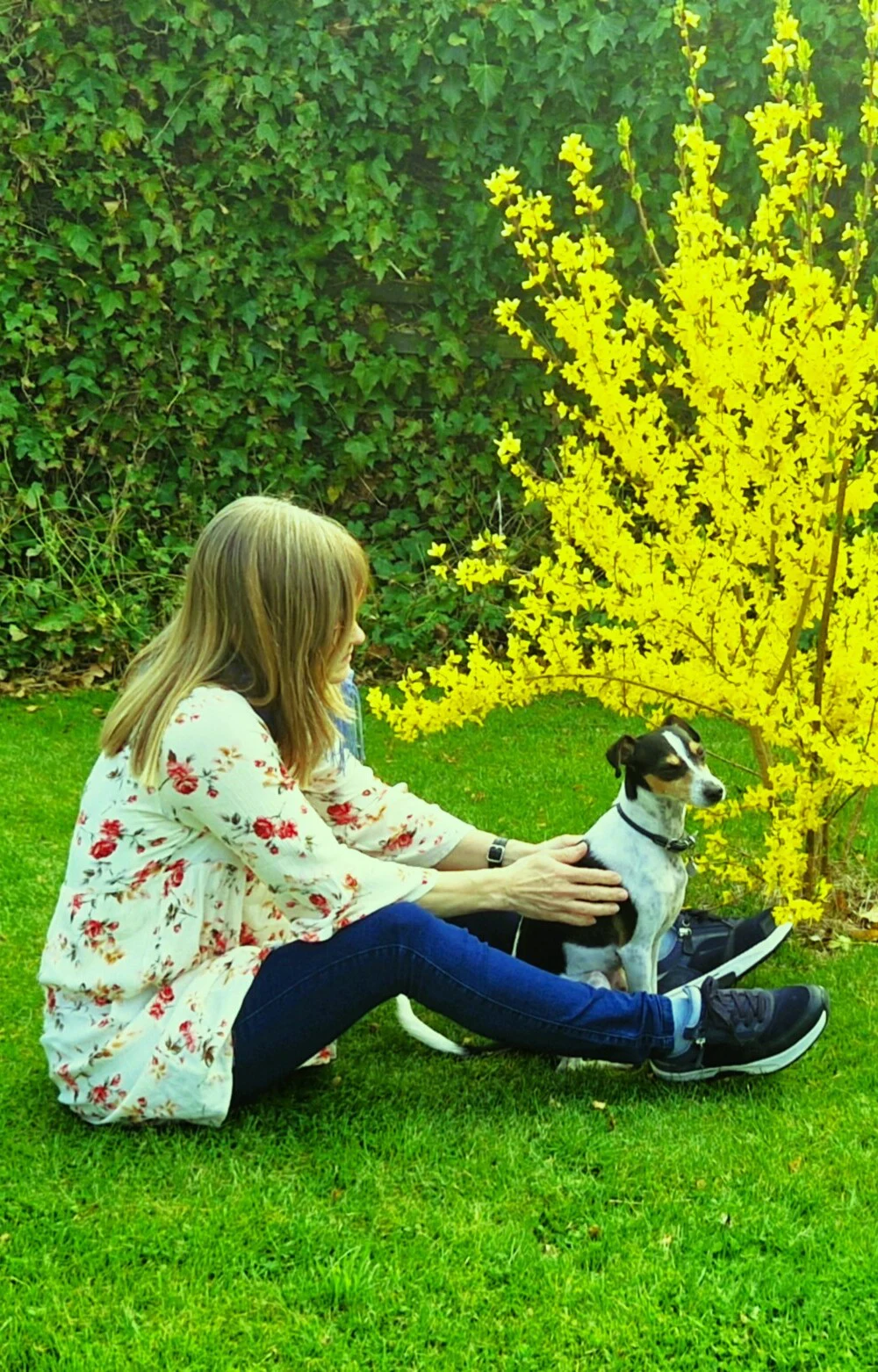 Stina med sin hund